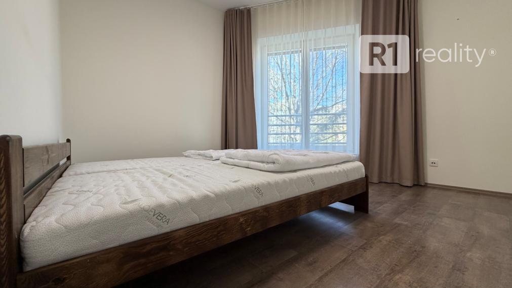 Priestranný 3 izbový byt 89 m2, výťah, balkón, Teplická ul., Piešťany