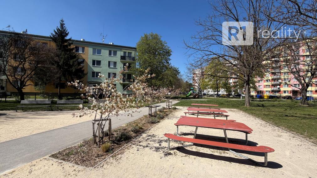 Priestranný 3 izbový byt 89 m2, výťah, balkón, Teplická ul., Piešťany