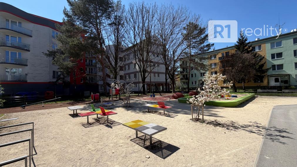 Priestranný 3 izbový byt 89 m2, výťah, balkón, Teplická ul., Piešťany