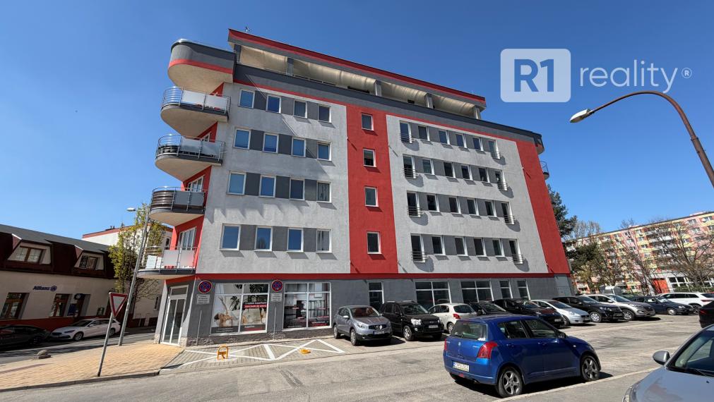 Priestranný 3 izbový byt 89 m2, výťah, balkón, Teplická ul., Piešťany