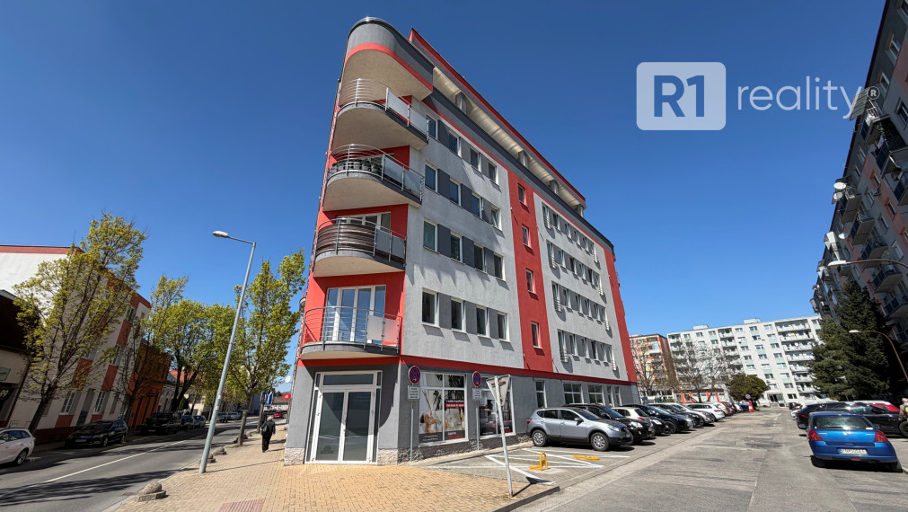 Priestranný 3 izbový byt 89 m2, výťah, balkón, Teplická ul., Piešťany