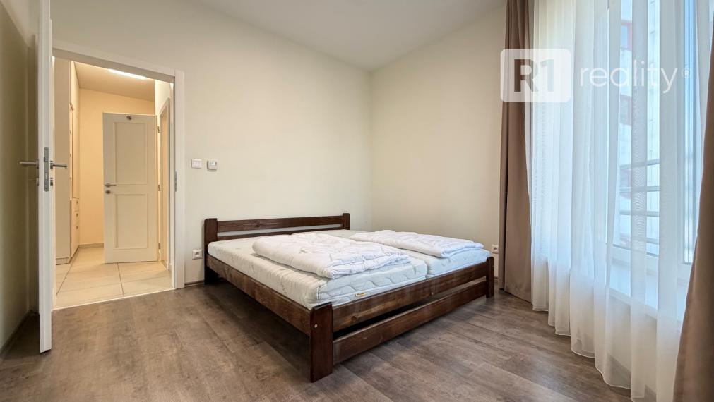 Priestranný 3 izbový byt 89 m2, výťah, balkón, Teplická ul., Piešťany