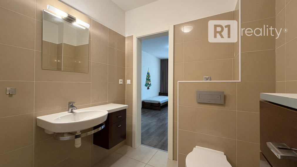 Priestranný 3 izbový byt 89 m2, výťah, balkón, Teplická ul., Piešťany