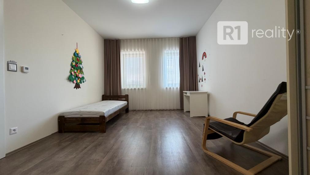 Priestranný 3 izbový byt 89 m2, výťah, balkón, Teplická ul., Piešťany