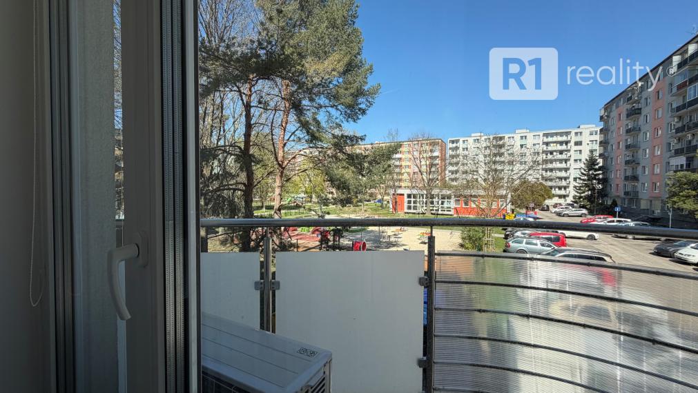 Priestranný 3 izbový byt 89 m2, výťah, balkón, Teplická ul., Piešťany