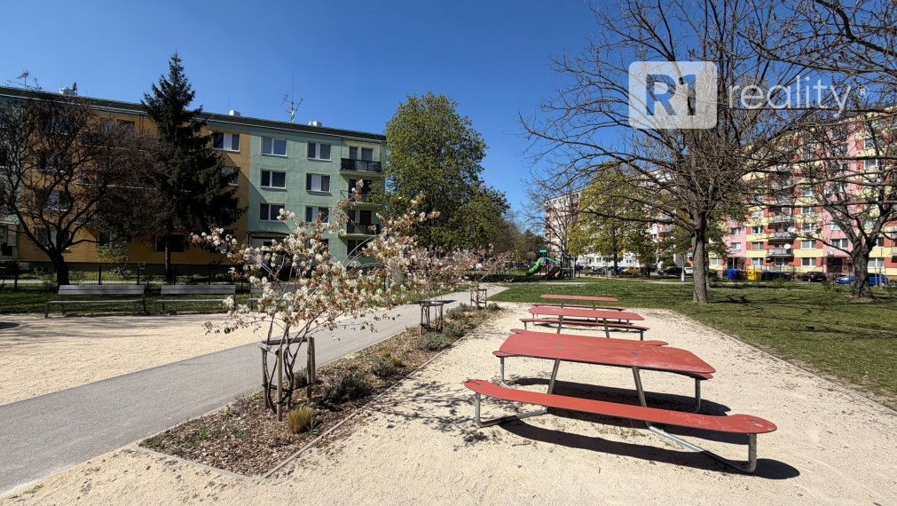 Priestranný 3 izbový byt 89 m2, výťah, balkón, Teplická ul., Piešťany