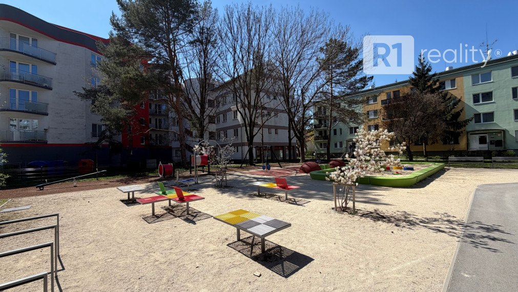 Priestranný 3 izbový byt 89 m2, výťah, balkón, Teplická ul., Piešťany