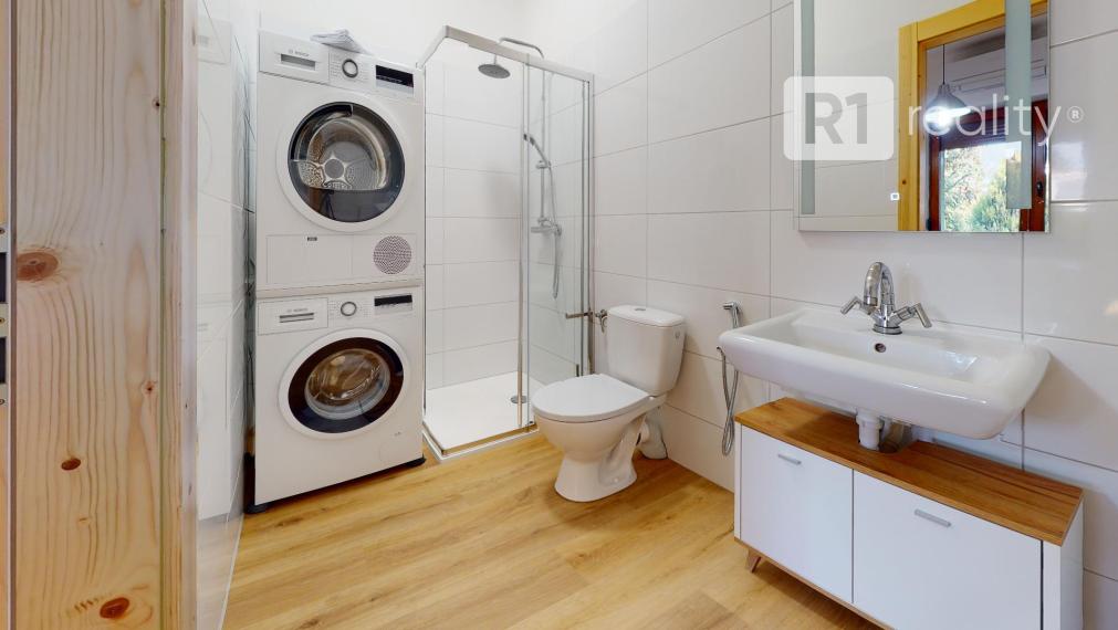 Zaujímavá a naozaj jedinečná realitná investícia !!!  NA ĎAĽŠÍ OKAMŽITÝ PRENÁJOM!!!!! 4 v jednom/4 x bytové jednotky+parking+pozemok / Dubovany