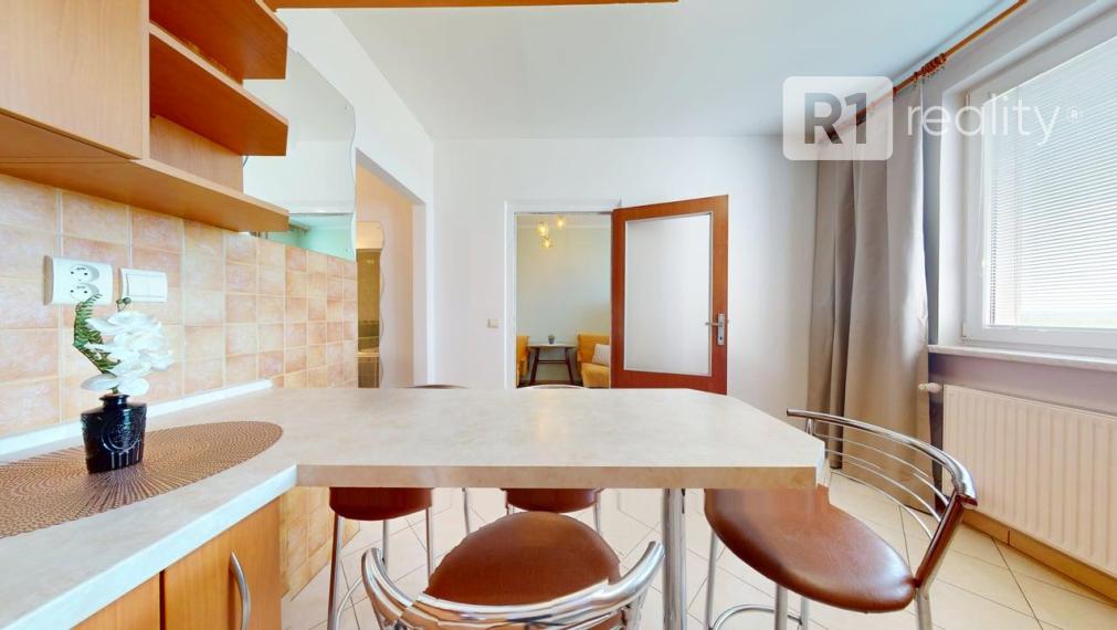 Pekný 4. byt Mateja Bela /komplet kuchyňa, 2 kúpeľne, loggia, výťah / Piešťany