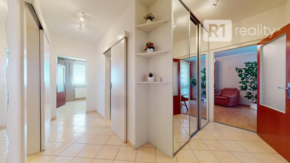 Pekný 4. byt Mateja Bela /komplet kuchyňa, 2 kúpeľne, loggia, výťah / Piešťany