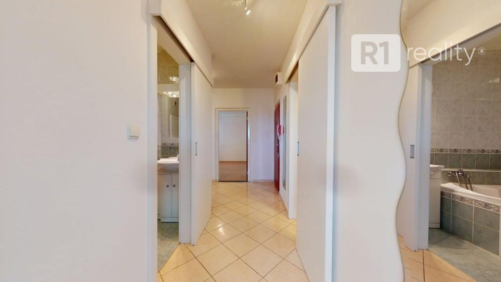 Pekný 4. byt Mateja Bela /komplet kuchyňa, 2 kúpeľne, loggia, výťah / Piešťany