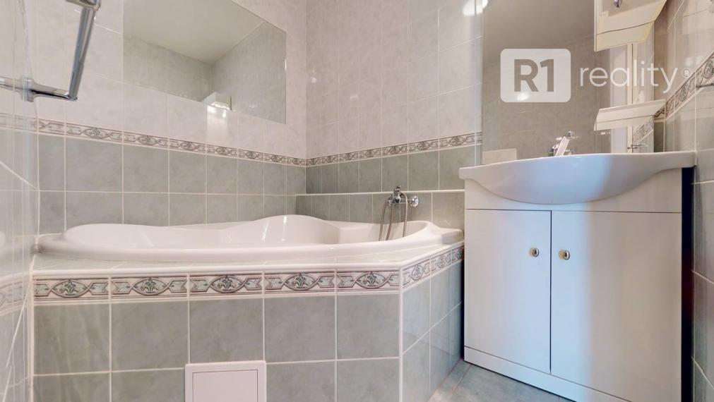 Pekný 4. byt Mateja Bela /komplet kuchyňa, 2 kúpeľne, loggia, výťah / Piešťany