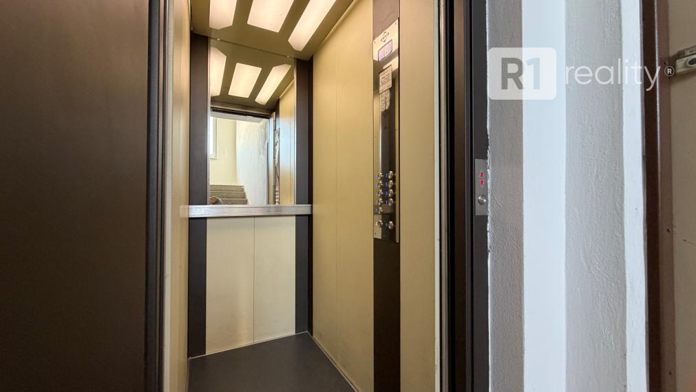 Pekný 4. byt Mateja Bela /komplet kuchyňa, 2 kúpeľne, loggia, výťah / Piešťany