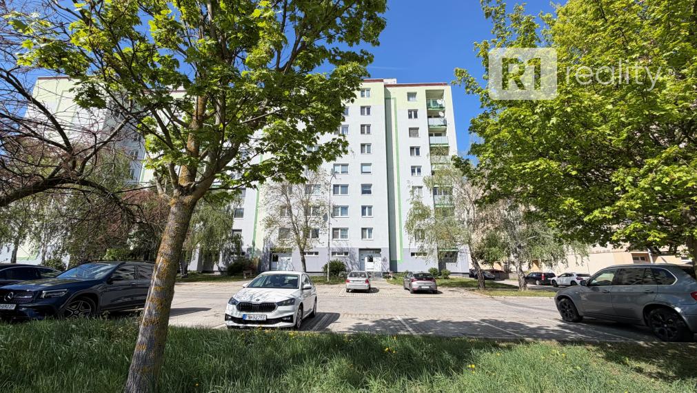 Pekný 4. byt Mateja Bela /komplet kuchyňa, 2 kúpeľne, loggia, výťah / Piešťany