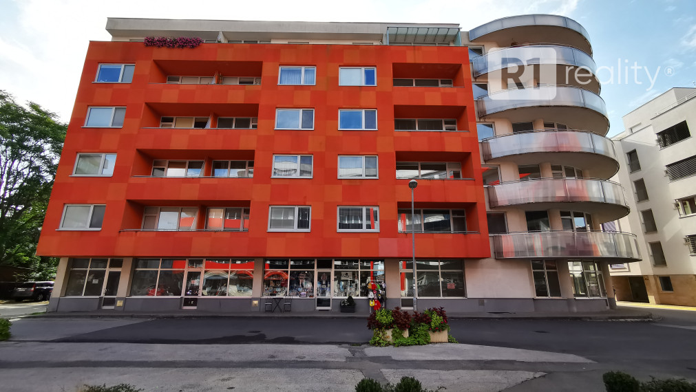 Luxusný, priestranný, zariadený 3 izb. byt /CENTRUM + parkovné miesto/ Piešťany