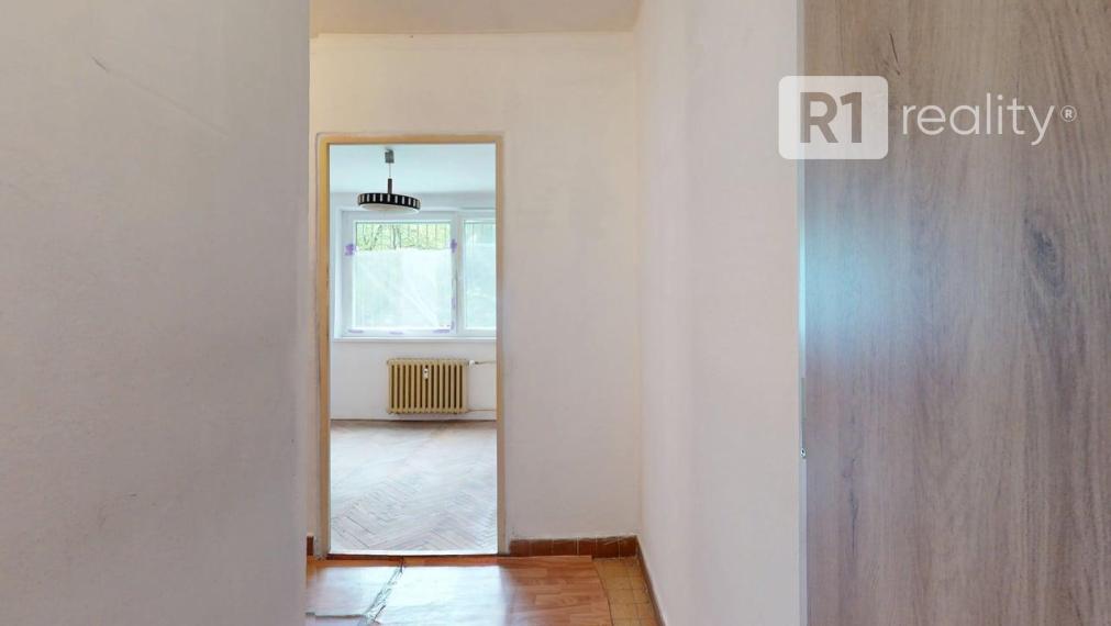 Priestranný 2 izbový byt "A. HLINKU" (nové vstupné dvere ADLO, nové okná INCON) Piešťany