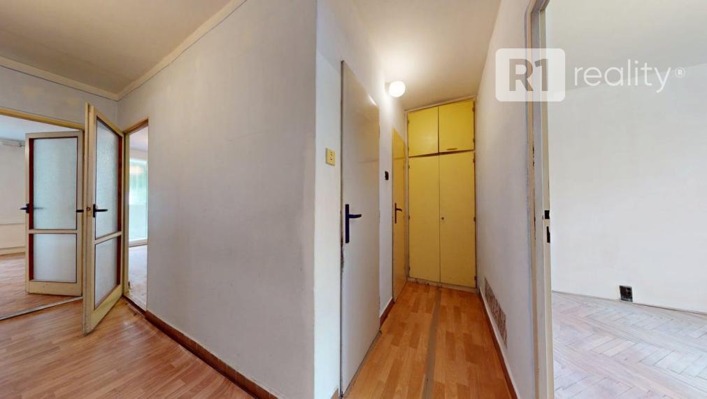 Priestranný 2 izbový byt "A. HLINKU" (nové vstupné dvere ADLO, nové okná INCON) Piešťany