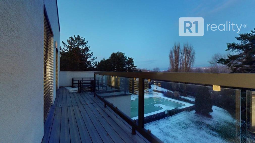 TOP APARTMENT, NA LODENICI (garáž, 1 x parking, pivnica) / Piešťany