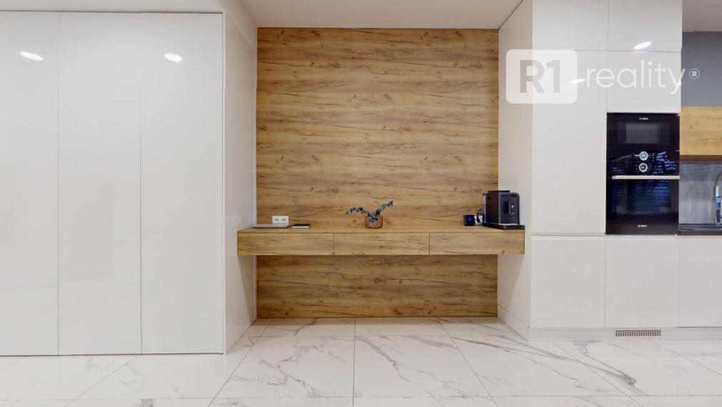 TOP APARTMENT, NA LODENICI (garáž, 1 x parking, pivnica) / Piešťany