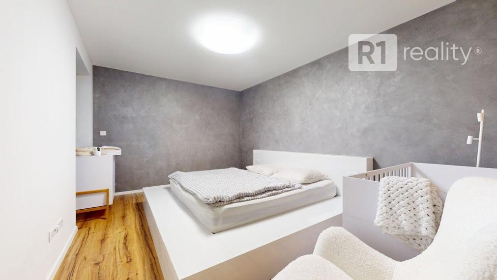 TOP APARTMENT, NA LODENICI (garáž, 1 x parking, pivnica) / Piešťany