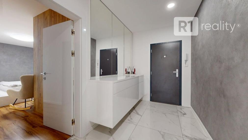 TOP APARTMENT, NA LODENICI (garáž, 1 x parking, pivnica) / Piešťany