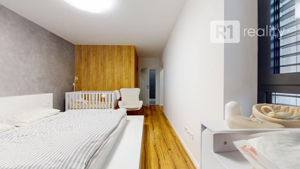 TOP APARTMENT, NA LODENICI (garáž, 1 x parking, pivnica) / Piešťany