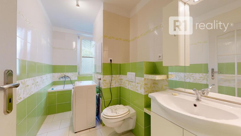 Príjemný 2 izb. byt  /pivnica, výťah, balkón / Piešťany
