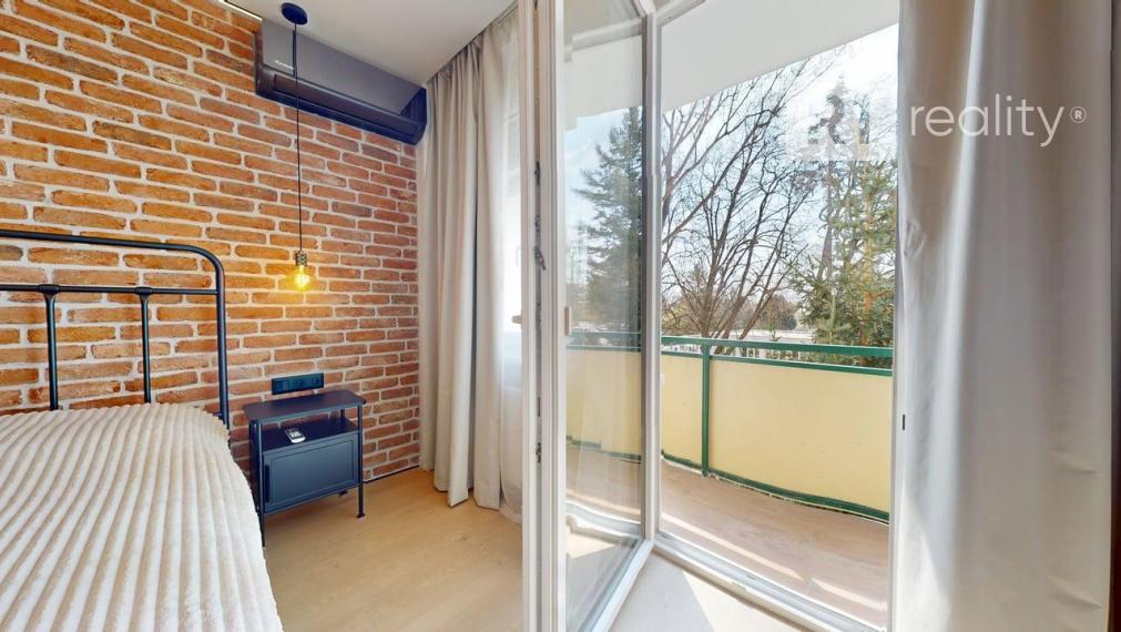 „Luxusne zrekonštruovaný 3-izbový byt s klimatizáciou, 2 balkónmi a výhľadom do zelene – Piešťany centrum“