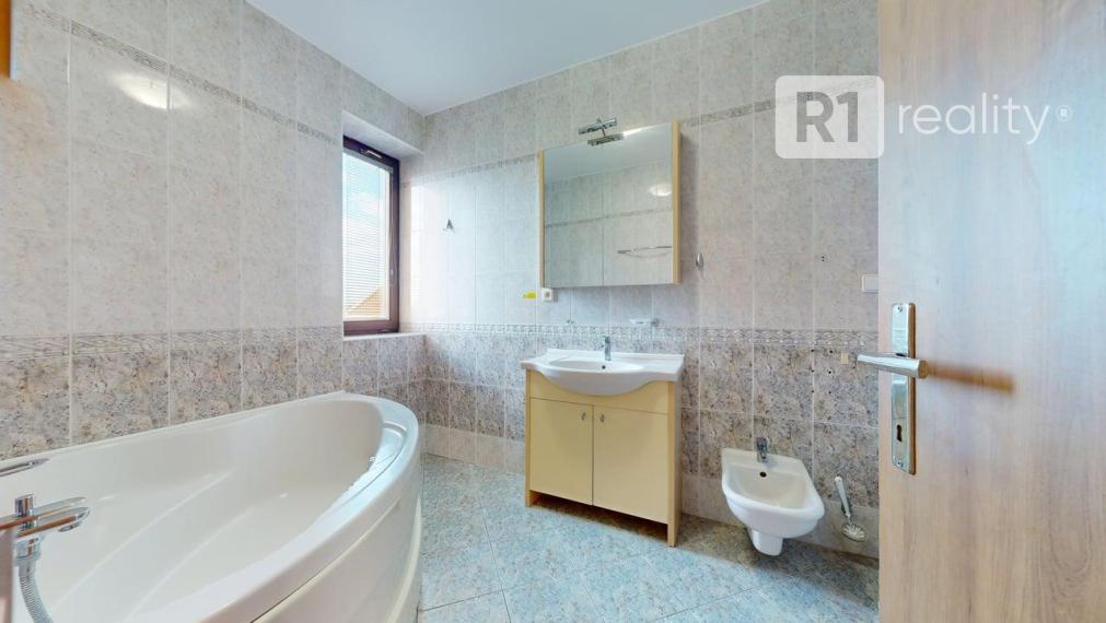 Jedinečný 4 izbový byt STROMOVÁ /167 m2/ Piešťany