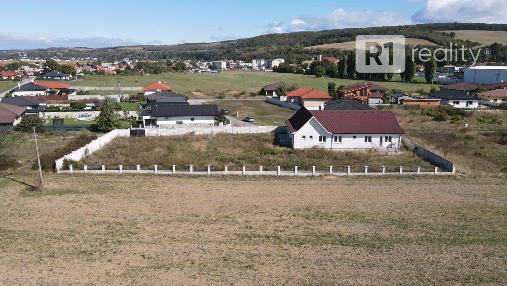 Lukratívny rodinný dom s veľkým pozemkom 1386 m2 / Sokolovce