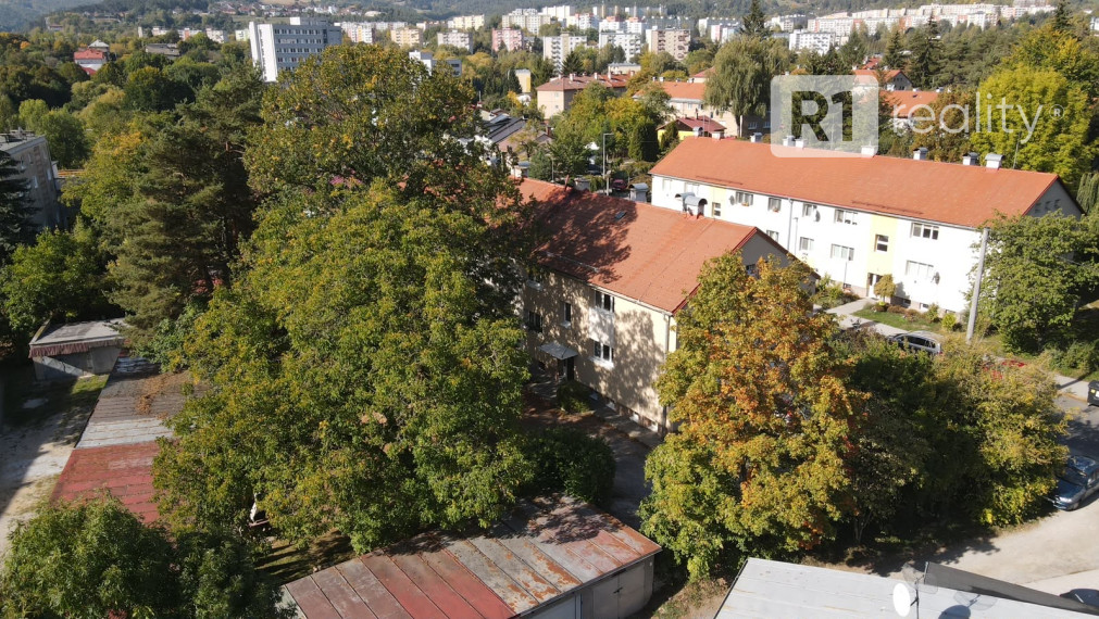 Kompletne zariadený 3 izb. byt s vlastným kúrením v zelenom centre mesta Banská Bystrica