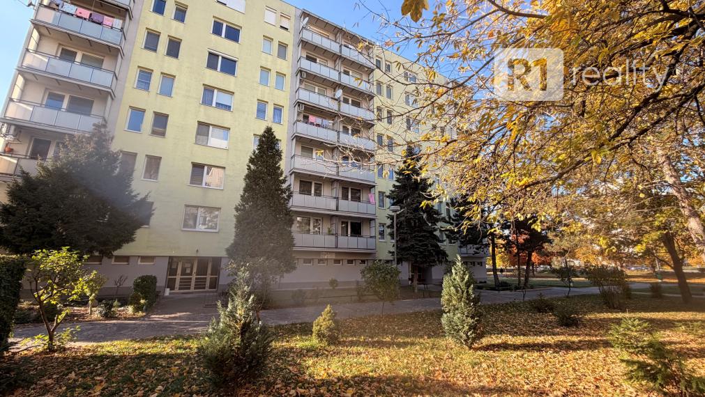 Zrekonštruovaný, zariadený 1 izb. byt " 8 Mája " / JUH Piešťany