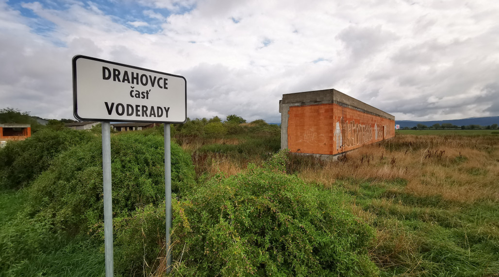 Pozemok pre výstavbu areálu výroby-skladovania / Drahovce časť Voderady