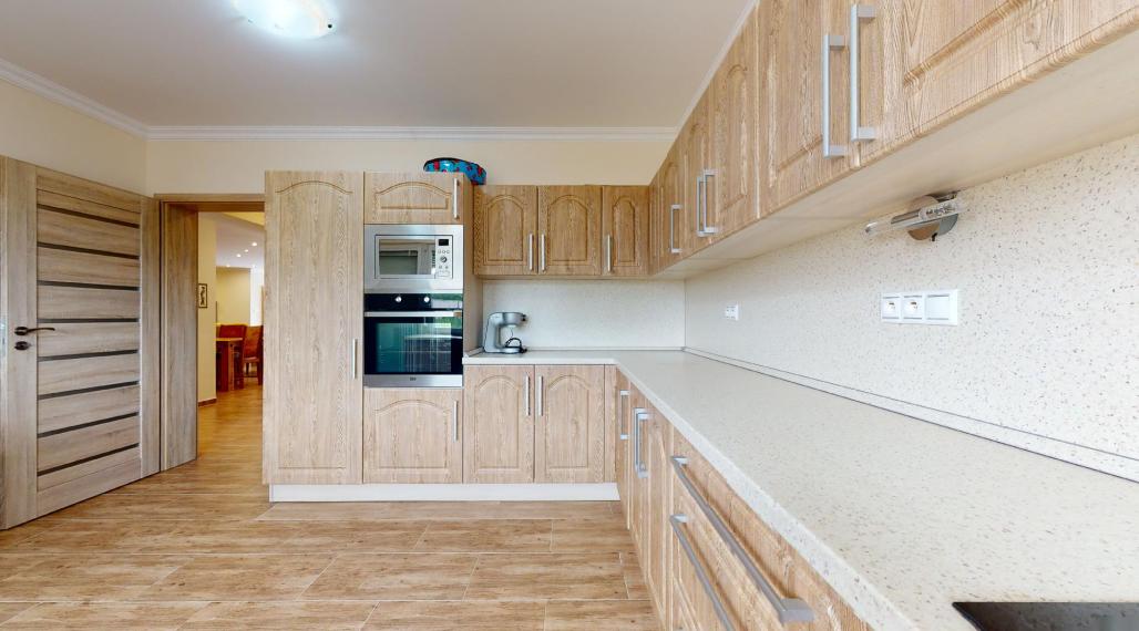 Veľký 6 izb. rodinný dom " SUN 77 " / Sokolovce