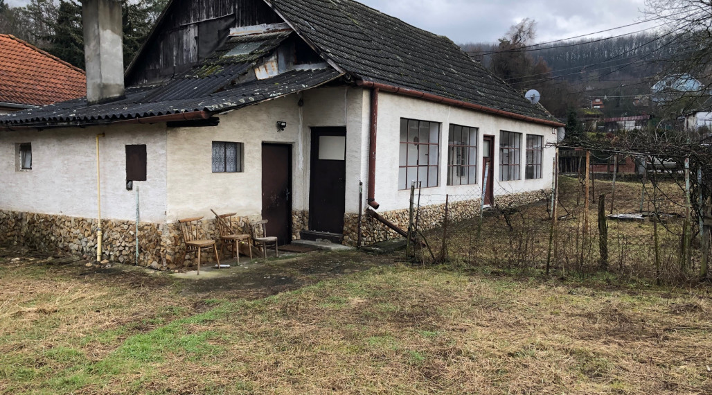 Starý rodinný dom s veľkým pozemkom výmery 1 505 m2, intravilán obce Sokolovce, okres Piešťany