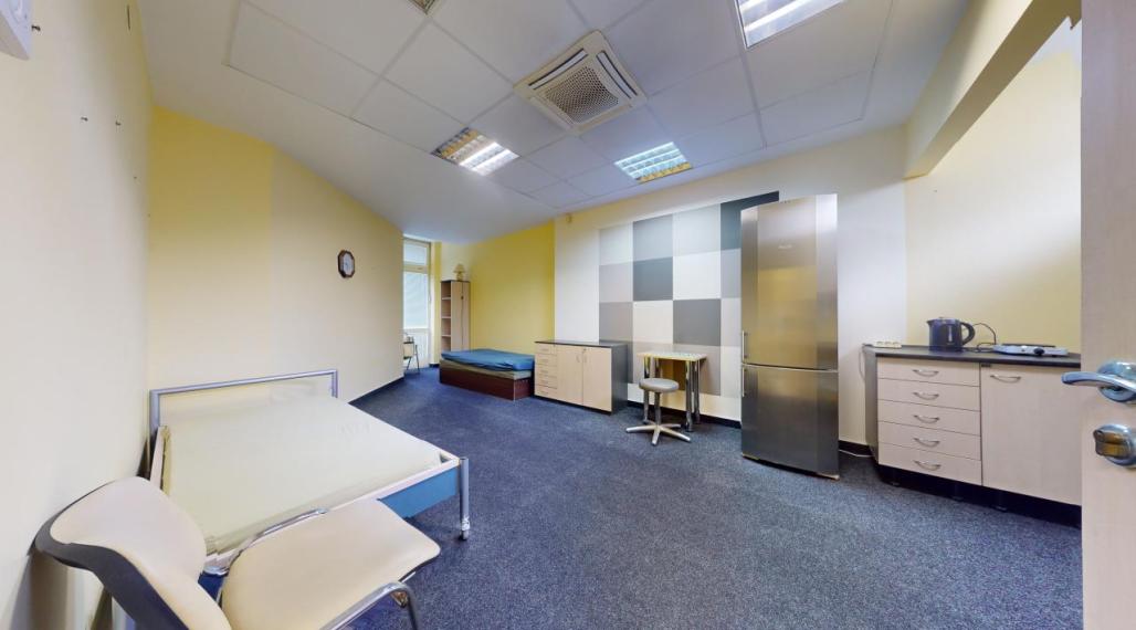 Veľký obchodno kancelársky priestor / 160 m2+ možnosť 3 x parking / Piešťany