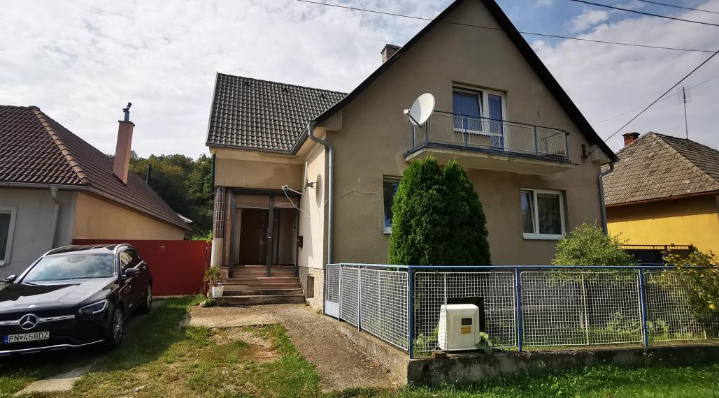 Rodinný dom s veľkým pozemkom 1779 m2 / Vaďovce pri Starej Turej