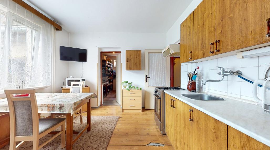 Rodinný dom s veľkým pozemkom 1779 m2 / Vaďovce pri Starej Turej