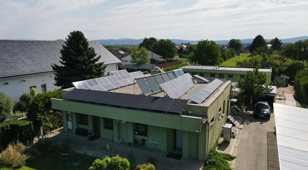 TOP  investícia !!! Energeticky nezávislá nehnuteľnosť !!!  4 bytové jednotky+parking+pozemok / Dubovany