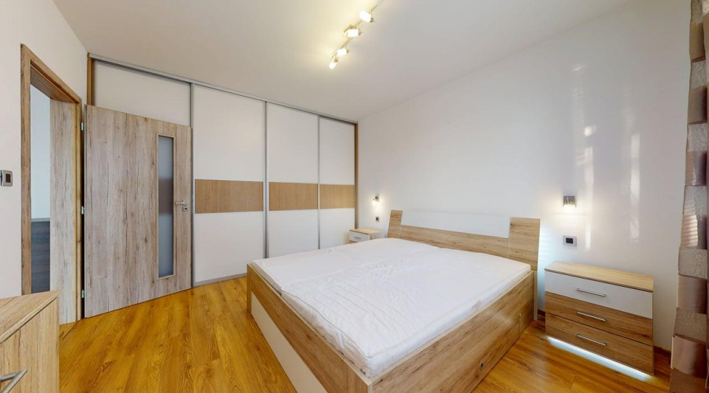 Zariadený 2 izb. byt /vlastné kúrenie/, priamo v centre, neďaleko AUPARK Piešťany