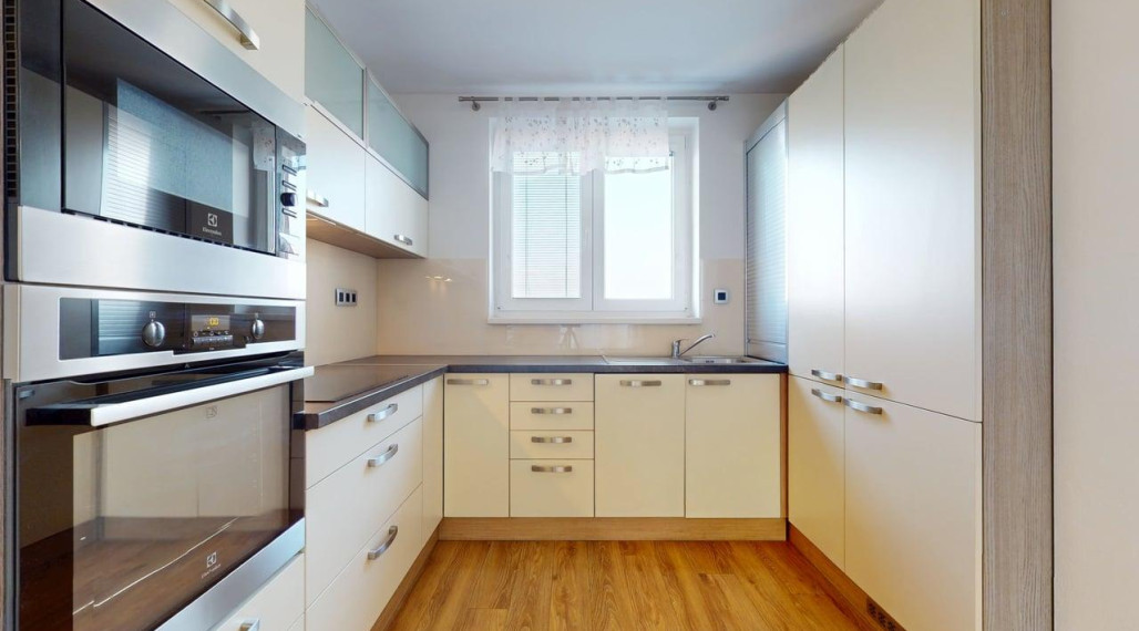 Moderný 2 izb. byt /centrum, výťah, komplet kuchyňa so spotrebičmi / Piešťany