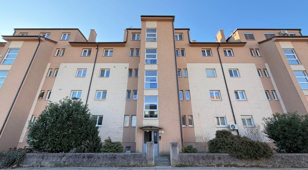 Pekný 2 izb. byt /centrum, výťah, balkón / Piešťany