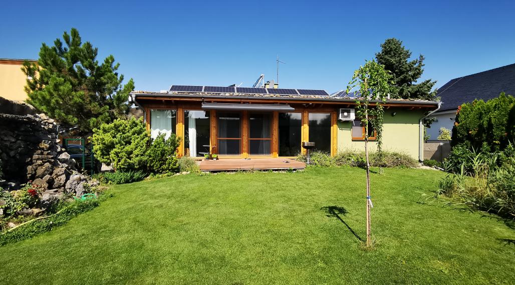 ! Energeticky nezávislá nehnuteľnosť !!!  4 bytové jednotky+parking+pozemok / Dubovany