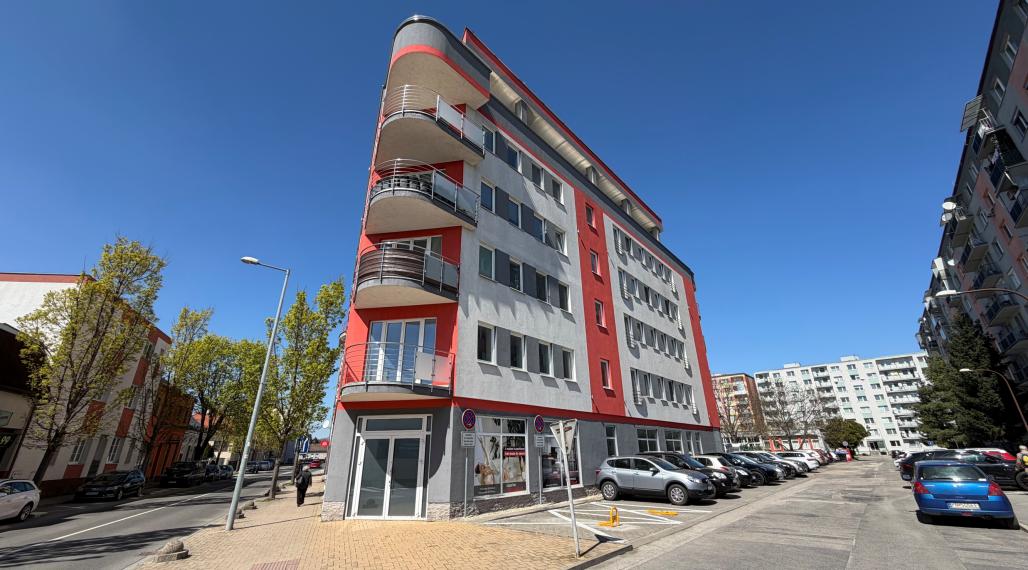 Priestranný 3 izbový byt 89 m2, výťah, balkón, Teplická ul., Piešťany