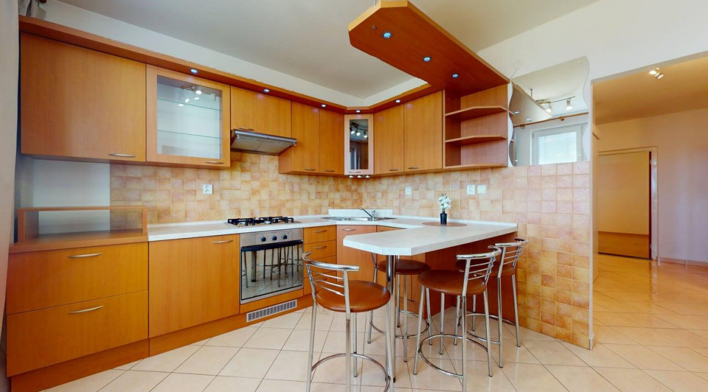 Pekný 4. byt Mateja Bela /komplet kuchyňa, 2 kúpeľne, loggia, výťah / Piešťany