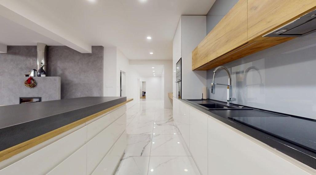 TOP APARTMENT, NA LODENICI (garáž, 1 x parking, pivnica) / Piešťany