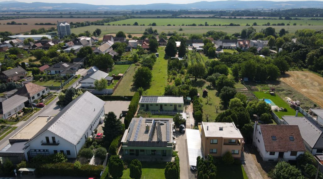 NA PREDAJ nehnuteľnosť 4 x bytové jednotky+parking+pozemok / Dubovany