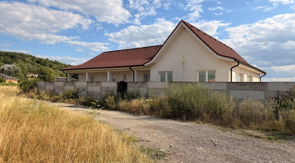 PRIPRAVUJEME Rodinný dom s veľkým pozemkom 1386 m2 / Sokolovce