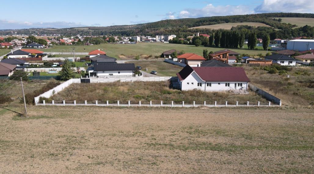 Jedinečný 6 izbový rodinný dom s veľkým pozemkom 1386 m2 / Sokolovce