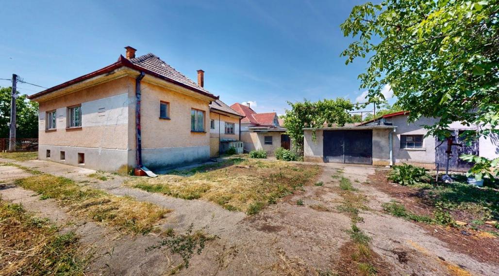 Rodinný dom v pôvodnom stave s veľkým pozemkom 1924 m2 / Malé Orvište
